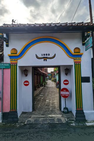 gerbang between two gates